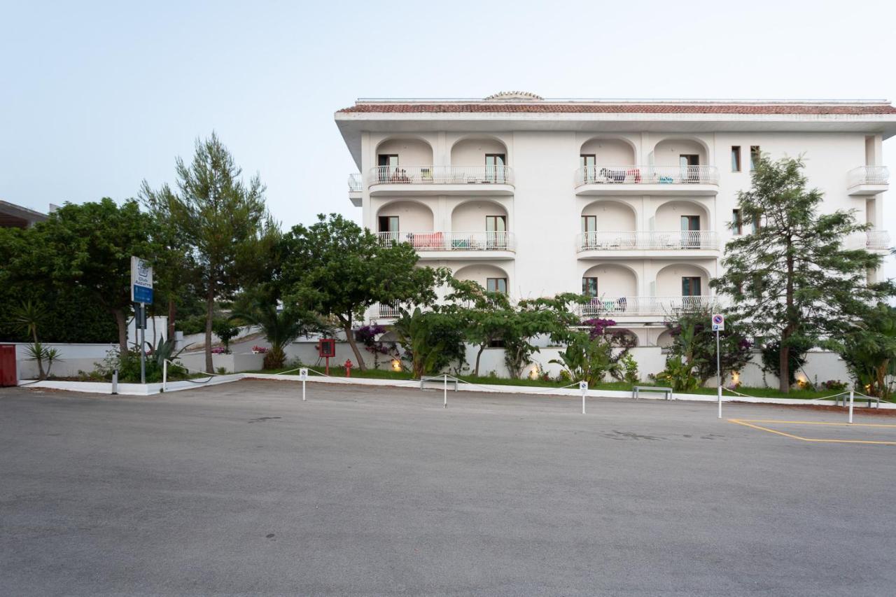 Club Azzurro Hotel & Resort Порто Чезарео Екстериор снимка